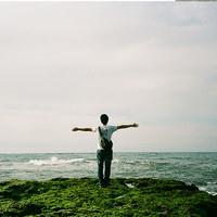 海边忧郁酷男微信头像