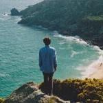 海边忧郁酷男微信头像