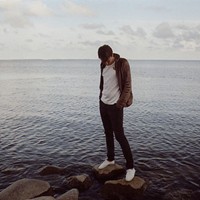 海边忧郁酷男微信头像