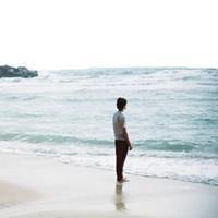 海边忧郁酷男微信头像