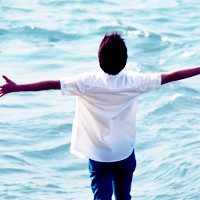 海边忧郁酷男微信头像