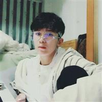 穿白衬衫的男生头像
