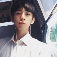 穿白衬衫的男生头像