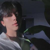 穿白衬衫的男生头像