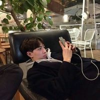 躺着的好看的男生头像，醉一场红尘！