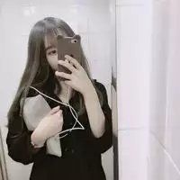 女生呆萌手机控头像，甜甜的梦都给你！