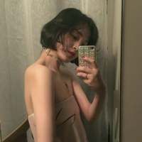 女生呆萌手机控头像，甜甜的梦都给你！