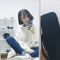 女生呆萌手机控头像，甜甜的梦都给你！