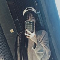 女生呆萌手机控头像，甜甜的梦都给你！