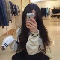 女生呆萌手机控头像，甜甜的梦都给你！