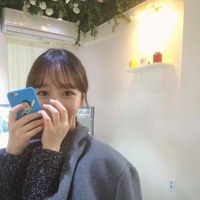 女生呆萌手机控头像，甜甜的梦都给你！