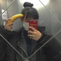 女生呆萌手机控头像，甜甜的梦都给你！