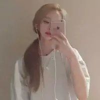 女生呆萌手机控头像，甜甜的梦都给你！