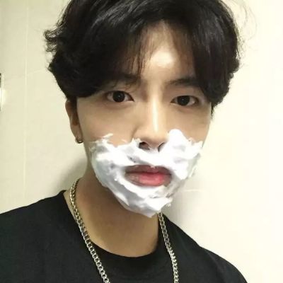 卖萌中分男头像