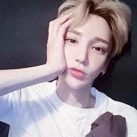 卖萌中分男头像