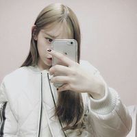 女生对着镜子自拍头像