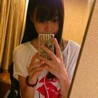 女生对着镜子自拍头像