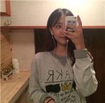 女生对着镜子自拍头像