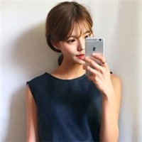 女生对着镜子自拍头像