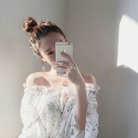 女生对着镜子自拍头像
