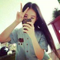 女生对着镜子自拍头像
