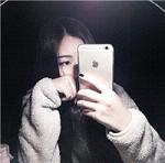 女生对着镜子自拍头像
