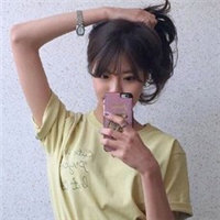 女生对着镜子自拍头像