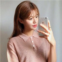 女生对着镜子自拍头像