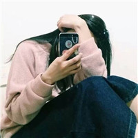 超拽拿手机女生头像图片