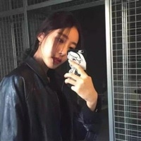 超拽拿手机女生头像图片