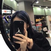 超拽拿手机女生头像图片