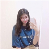 超拽拿手机女生头像图片