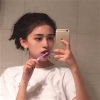 超拽拿手机女生头像图片