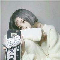 超拽拿手机女生头像图片