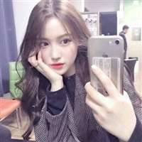 超拽拿手机女生头像图片