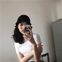 超拽拿手机女生头像图片