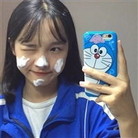 超拽拿手机女生头像图片
