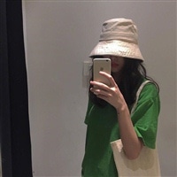 超拽拿手机女生头像图片