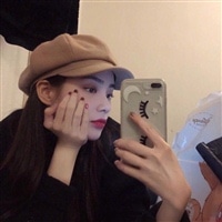超拽拿手机女生头像图片