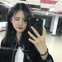超拽拿手机女生头像图片