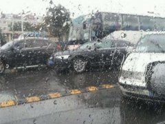 下雨天堵车的心情说说_关于堵车的说说_雨天堵车无奈的说说